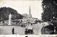 CPA Lourdes la Place de la Basilique 