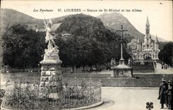 CPA Les Pyrenees Lourdes Statue de St Michel et les Allees 