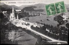 CPA Lourdes l'Esplanade et la Basilique 