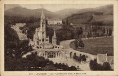 CPA Lourdes vue Plongeante sur la Basilique 