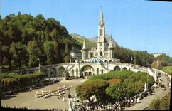 CPA Lourdes les Malades assistant au chemin de Croix 