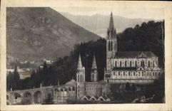 CPA Lourdes la Basilique vue de Cote 