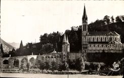 CPA Lourdes H P la basilique vue de la Route de Pau 