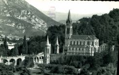 CPA Lourdes la Basilique et les Montagnes 