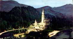 CPA Lourdes La Basilique illuminee et la Procession aux flambeaux 