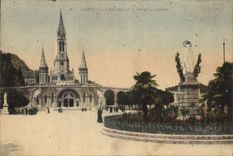 CPA Lourdes La Basilique et le Vierge Couronnee 