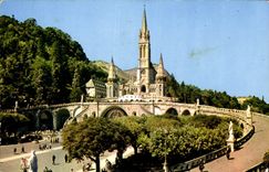 CPA Lourdes Htes Pyr La Basilique l'Esplanade du Rosaire 