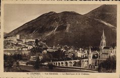 CPA Lourdes Vue generale la Basilique et le Chateau 
