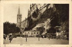 CPA Lourdes Vue plongeante sur la Basilique 