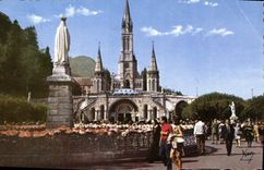 CPA Lourdes La Basilique et l'entree du Rosaire 