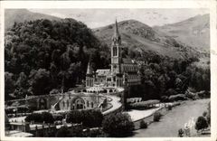 CPA Pyrenees Ocean Lourdes Vue sur le Gave et la Basilique 