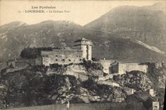 CPA Les Pyrenees Lourdes Le Chateau Fort 