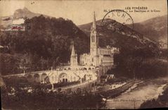 CPA Les Pyrenees Lourdes La Basilique et le Gave 