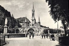 CPA Lourdes La Basilique et la Vierge Couronnee 