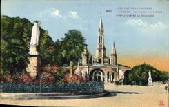 CPA Les Hautes Pyrenees Lourdes La Vierge couronnee l'Esplanade et la Basilique 