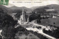 CPA Lourdes La Basilique Vue plongeante 