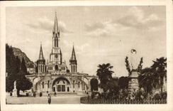 CPA Lourdes La Basilique et la Vierge couronnee 