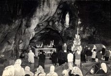 CPA Lourdes Htes Pyr La Priere aux pieds de la Vierge 