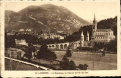 CPA Lourdes la Basilique la ville et le Pic du Jer 