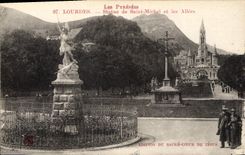 CPA Les Pyrenees Lourdes Statue de Saint Michel et les Allees 