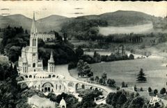 CPA Lourdes Vue plongeante sur la Basilique et la vallee du Gave 