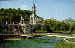 CPA Lourdes la Basilique et le Gave 