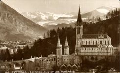 CPA Lourdes La Basilique et les Pyrenees 