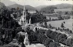 CPA Lourdes Le Monument aux Morts et la Basilique 