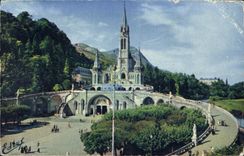 CPA Lourdes La Basilique et l'Esplanade 
