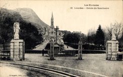 CPA Les Pyrenees Lourdes Entree du Sanctuaire 