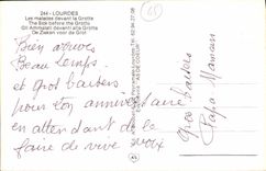 CPA Lourdes Les malades devant la Grotte 