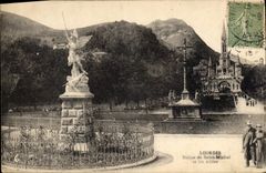 CPA Lourdes Statue de Saint Michel et les Allees 