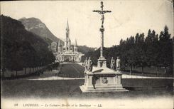 CPA Lourdes Le Chateau Breton et la Basilique 