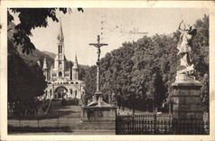 CPA Lourdes La Basilique et l'Esplanade 