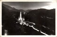 CPA Lourdes La Basilique la nuit pendant la procession aux flambeaux 