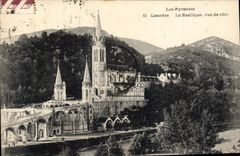 CPA Les Pyrenees Lourdes La Basilique vue de cote 
