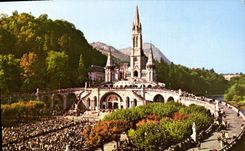 CPA Lourdes Hautes Pyrenees La Basilique et l'Esplanade 