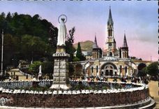 CPA Lourdes La Basilique et la Vierges Couronnee 