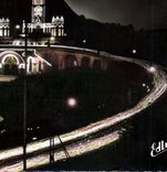 CPA Lourdes La Basilique illuminee et la Procession aux Flambeaux 