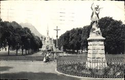 CPA Lourdes Saint Michel la Basilique et l'Esplanade 