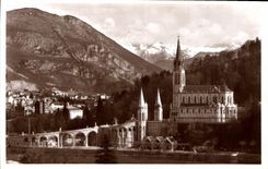 CPA Lourdes La Basilique et les Montagnes 