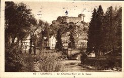 CPA Lourdes Le Chateau Fort et le Gave 