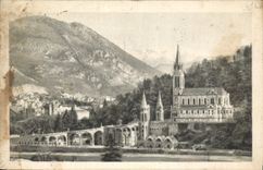 CPA Lourdes La Basilique et les montagnes 