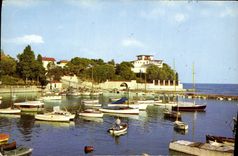 CPA Les sites merveilleux de la Cote d'Azur Beaulieu sur Mer A M le port de plaisance au fond la Vil