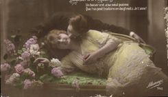 CPA Un Baiser est a lui seul poeme que l'on peut traduire en deux mots je t'aime Femme