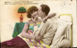 CPA Goutons la volupte et l'infinie douceur d'un long Baiser d'amour qui donne le bonheur Femme