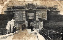CPA Maubeuge la Porte de Mons Cote exterieur 