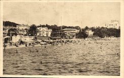 CPA La Douce France Cote d'Azur Juan les Pins Alpes Maritimes La Plage a l'heure du bain 
