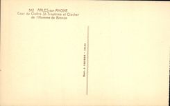 CPA Arles sur Rhone Cour du Cloitre St Trophime et Clocher de l'Homme de Bronze 