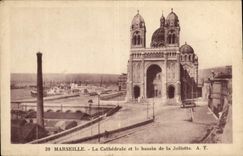 CPA Marseille La Cathedrale et le bassin de la Joliette 